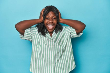Téléchargez les photos : Jeune femme courbée afro-américaine criant, très excitée, passionnée, satisfaite de quelque chose. - en image libre de droit