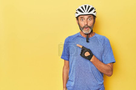 Téléchargez les photos : Casque cycliste en studio jaune pointant sur le côté - en image libre de droit
