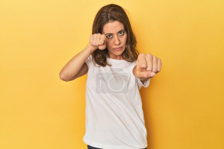 Foto de Retrato de una hermosa mujer adulta lanzando un puñetazo, enojo, lucha debido a una discusión, boxeo. - Imagen libre de derechos