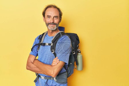 Foto de Hombre aventurero con mochila de montaña en estudio - Imagen libre de derechos