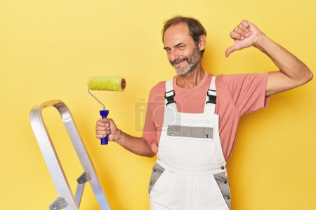 Téléchargez les photos : Homme peinture fond jaune en studio se sent fier et confiant, exemple à suivre. - en image libre de droit