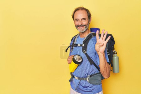 Téléchargez les photos : Randonneur avec sac à dos et lanterne en studio - en image libre de droit