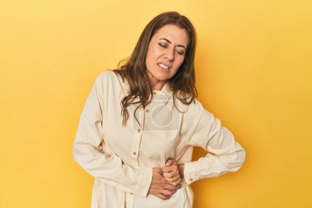 Foto de Retrato de una mujer adulta con dolor de hígado, dolor de estómago. - Imagen libre de derechos