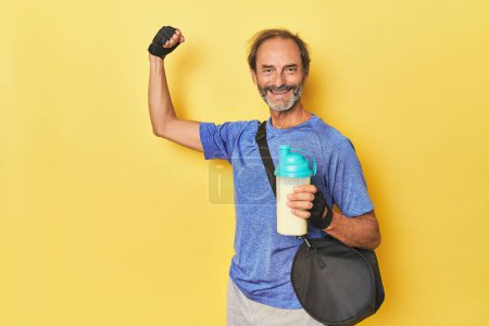 Foto de Hombre deportivo con batido de proteínas y bolsa de gimnasio - Imagen libre de derechos
