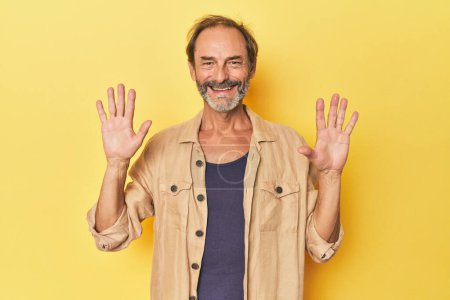 Téléchargez les photos : Blanc homme d'âge moyen en studio jaune montrant le numéro dix avec les mains. - en image libre de droit