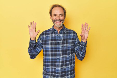Téléchargez les photos : Blanc homme d'âge moyen en studio jaune montrant le numéro dix avec les mains. - en image libre de droit