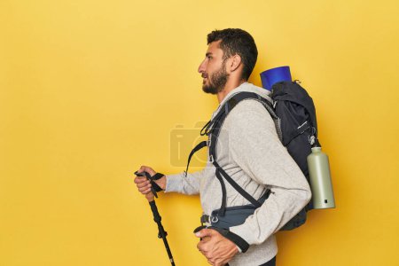 Foto de Hombre hispano con mochila y bastones de senderismo - Imagen libre de derechos