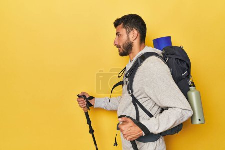 Téléchargez les photos : Homme hispanique avec sac à dos et bâtons de randonnée - en image libre de droit