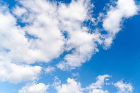 Foto de El cielo azul de verano con nubes blancas esponjosas - Imagen libre de derechos