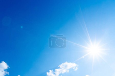 Téléchargez les photos : Le ciel bleu d'été avec des nuages blancs moelleux - en image libre de droit