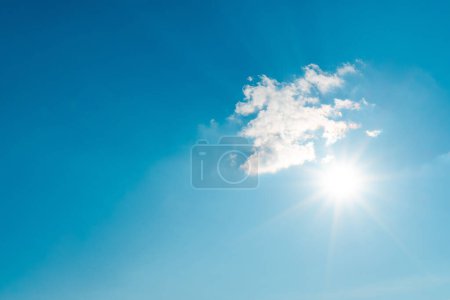 Foto de El cielo azul de verano con nubes blancas esponjosas - Imagen libre de derechos