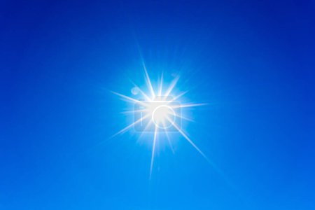 Téléchargez les photos : Ciel bleu avec soleil, fond d'été - en image libre de droit