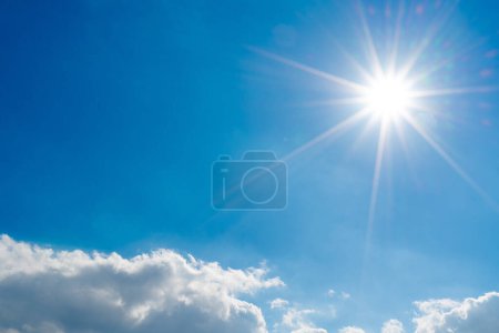 Foto de El cielo azul de verano con nubes blancas y esponjosas. Foto de la ventana en el avión
. - Imagen libre de derechos