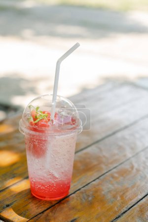 Téléchargez les photos : Détendez-vous avec un cocktail soda aux fraises sur une table en bois au Café pour un été frais ou détendez-vous après avoir travaillé dur. - en image libre de droit