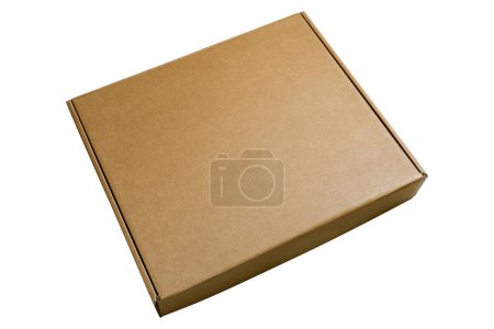 Téléchargez les photos : Gros plan de boîte en carton brun isolé sur fond blanc - en image libre de droit