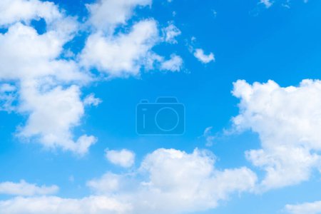 Téléchargez les photos : Le ciel bleu d'été avec des nuages blancs moelleux - en image libre de droit