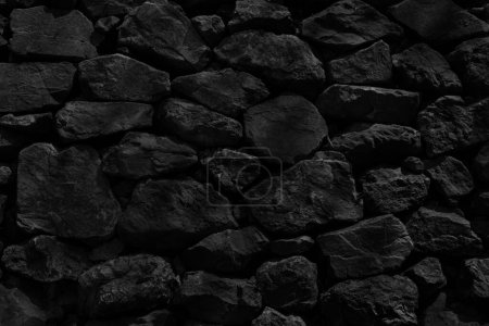Téléchargez les photos : Cendres de feu naturelles avec texture de charbon noir gris foncé. C'est une roche dure noire inflammable. Espace pour le texte
. - en image libre de droit