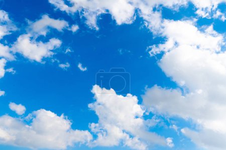 Foto de El cielo azul de verano con nubes blancas y esponjosas. Foto de la ventana en el avión
. - Imagen libre de derechos