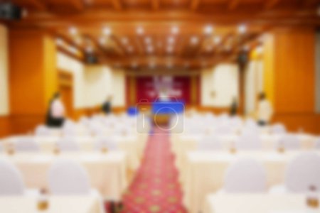 Téléchargez les photos : Image floue de nombreuses rangées de chaises pour conférence, dîner ou réunion avec grande salle - en image libre de droit