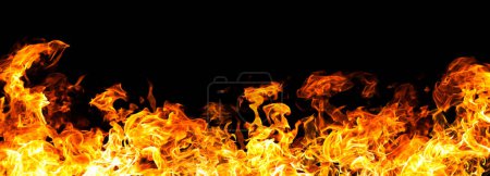 Foto de Las llamas de fuego más grandes de la quema realista en el fondo negro. Para el diseño de obras de arte, banner o telón de fondo
. - Imagen libre de derechos