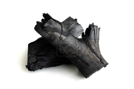 Téléchargez les photos : Cendres de feu naturel avec texture de charbon de bois isolé sur fond blanc. C'est une roche dure inflammable. Espace pour le texte. - en image libre de droit