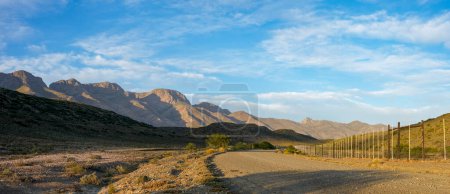 Téléchargez les photos : La belle chaîne de montagnes Swartberg près de Klaarstroom. Karoo ! Western Cape. Afrique du Sud. - en image libre de droit