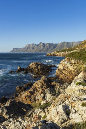 Mire a través de False Bay hacia Gordons Bay a lo largo de Clarence Drive entre Gordon 's Bay y Rooi-Els cerca de Cape Town, Western Cape. Sudafrica
