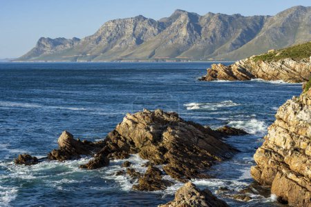 Mire a través de False Bay hacia Gordons Bay a lo largo de Clarence Drive entre Gordon 's Bay y Rooi-Els cerca de Cape Town, Western Cape. Sudafrica