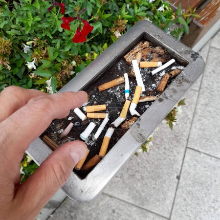 Foto de Cenicero lleno de colillas de cigarrillos - adicción - Imagen libre de derechos