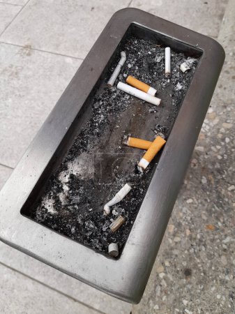 Foto de Cenicero lleno de colillas de cigarrillos - adicción - Imagen libre de derechos