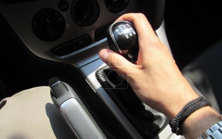 Foto de Shifting gears in your car - speed - Imagen libre de derechos