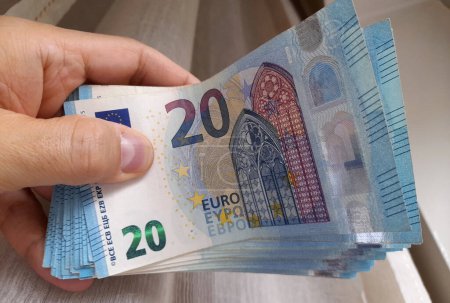 20-Euro-Scheine in den Händen eines Mannes - Reichtum