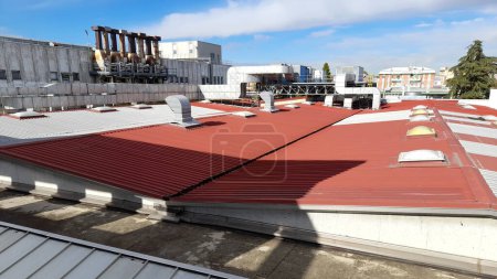 Système technique sur l'ancien toit d'un bâtiment industriel en tôle ondulée