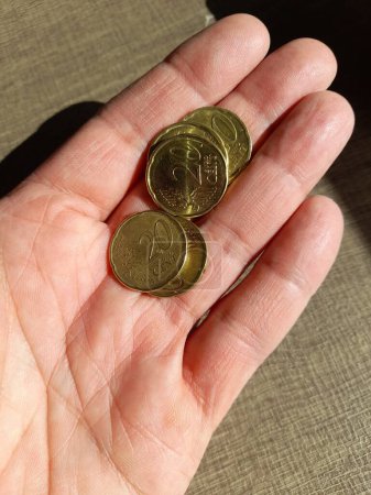 20-Cent-Münzen in der Hand eines Mannes