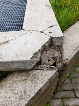 Crack dans le mur créé à la suite d'un puissant tremblement de terre