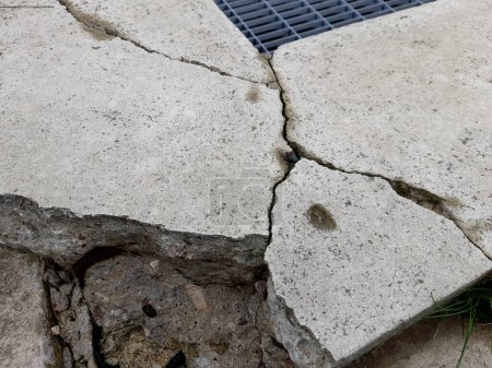 Riss in der Mauer als Folge eines starken Erdbebens