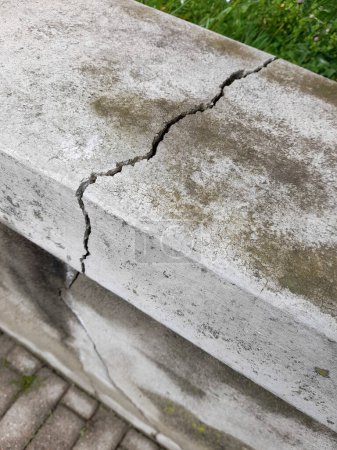 Crack dans le mur créé à la suite d'un puissant tremblement de terre