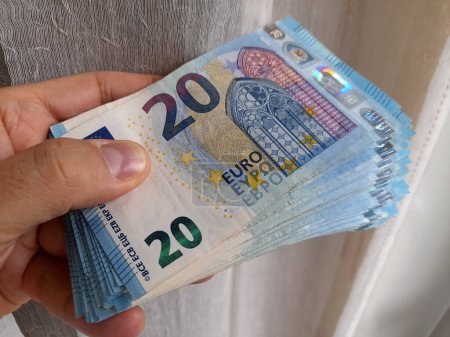 Contando 20 billetes en euros - riqueza