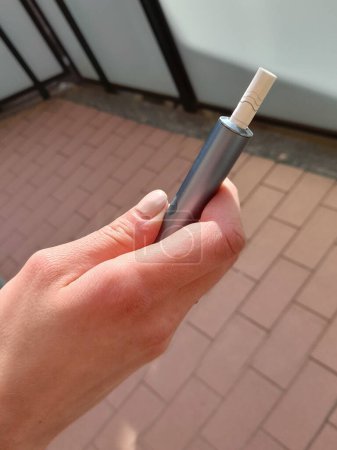 Elektronische Zigarette in den Händen einer Frau
