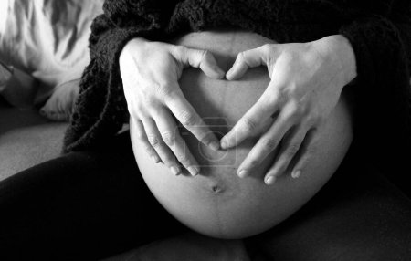 Femme enceinte attendant son enfant bien-aimé - c?ur