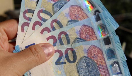 Compter 20 billets en euros - richesse