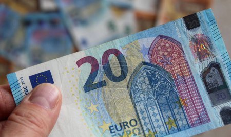 Contando 20 billetes en euros - riqueza