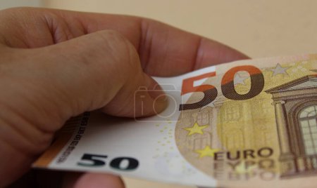 50-Euro-Scheine in den Händen eines Mannes - Reichtum