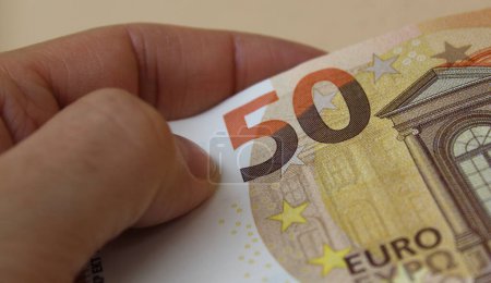 Billets de 50 euros entre les mains d'un homme - richesse