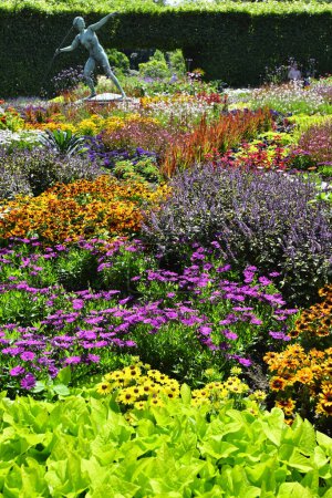 Téléchargez les photos : Beau jardin fleuri annuel coloré, Grugapark Allemagne. Photo de haute qualité - en image libre de droit