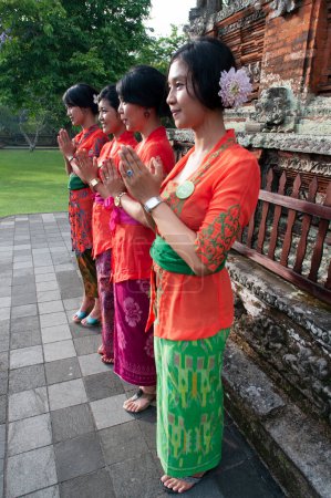 Téléchargez les photos : Bali, Indonésie, 29-11-2012-Welcom to Bali by Indonesian woman. Photo de haute qualité - en image libre de droit