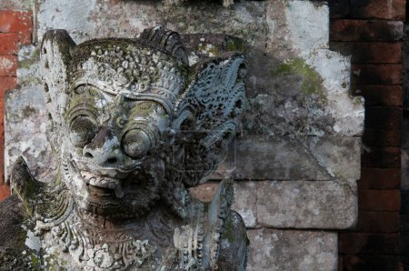 Téléchargez les photos : Bali, Indonésie, 29-11-2012 -Ancien relief sur la pierre au temple Bali. Photo de haute qualité - en image libre de droit