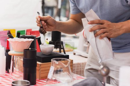 Téléchargez les photos : Barista pesant les grains de café sur balance numérique - en image libre de droit