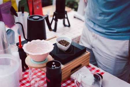 Téléchargez les photos : Barista weigh out the coffee beans on digital scales - en image libre de droit