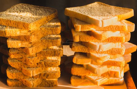 Téléchargez les photos : Tranches nourrissantes de pain fraîchement cuit dans la cuisine - en image libre de droit